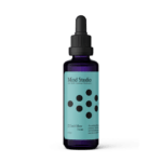 Pureday En mørk ravfarvet glasdråbeflaske med en etiket, hvor der står "mind studio fokus med funktionelle svampe" sammen med yderligere tekst om ingredienserne, stående mod en almindelig baggrund. Etiketten fremhæver dens øk