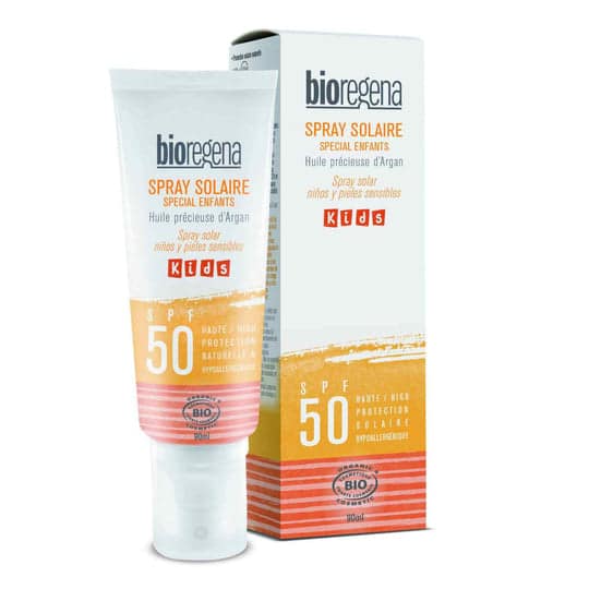 Pureday En tube Øko - Bioregena - Solfaktor spf50 børn solcreme ved siden af emballagen, begge med orange og hvide designs med naturlige tekstfremhævninger.