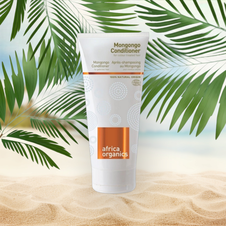 En naturlig tube Africa Organics Mongongo Conditioner 200 ml på en fredfyldt strand med palmer, der fremmer velvære.