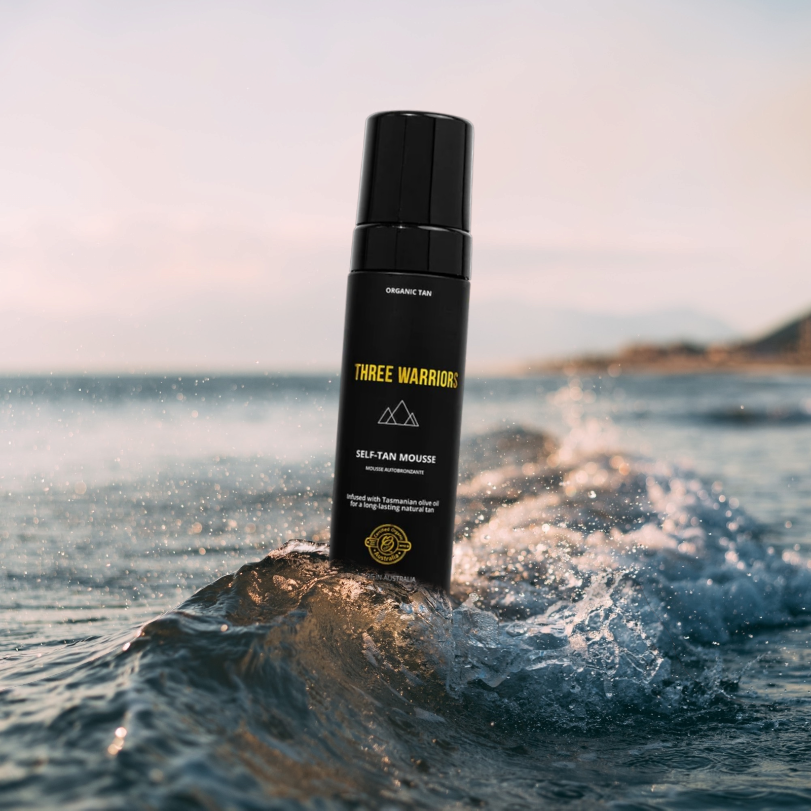 En flaske Tanning Mousse 150ml, der sidder på toppen af en bølge i havet, giver velvære og naturlig beskyttelse mod skadelige UV-stråler.
