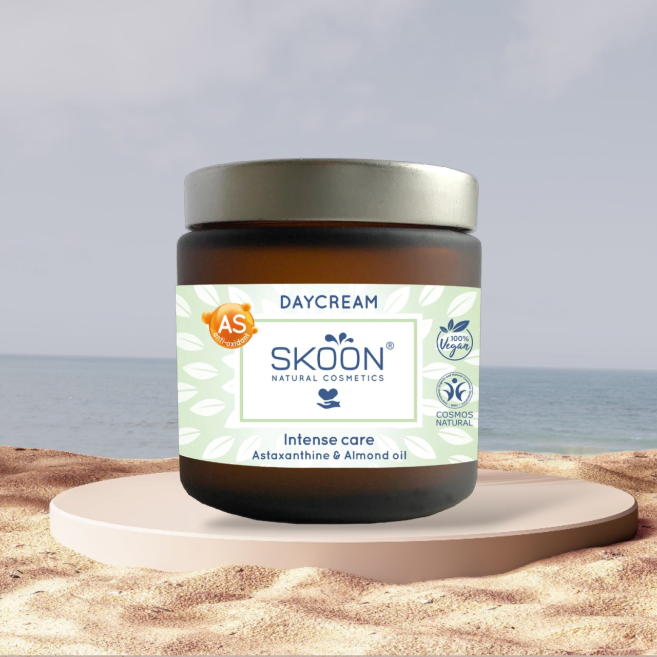En krukke Økologisk dagcreme - Skoon - Dagcreme til normal hud på en strand, der tilbyder naturlig hudpleje til velvære og helbred.