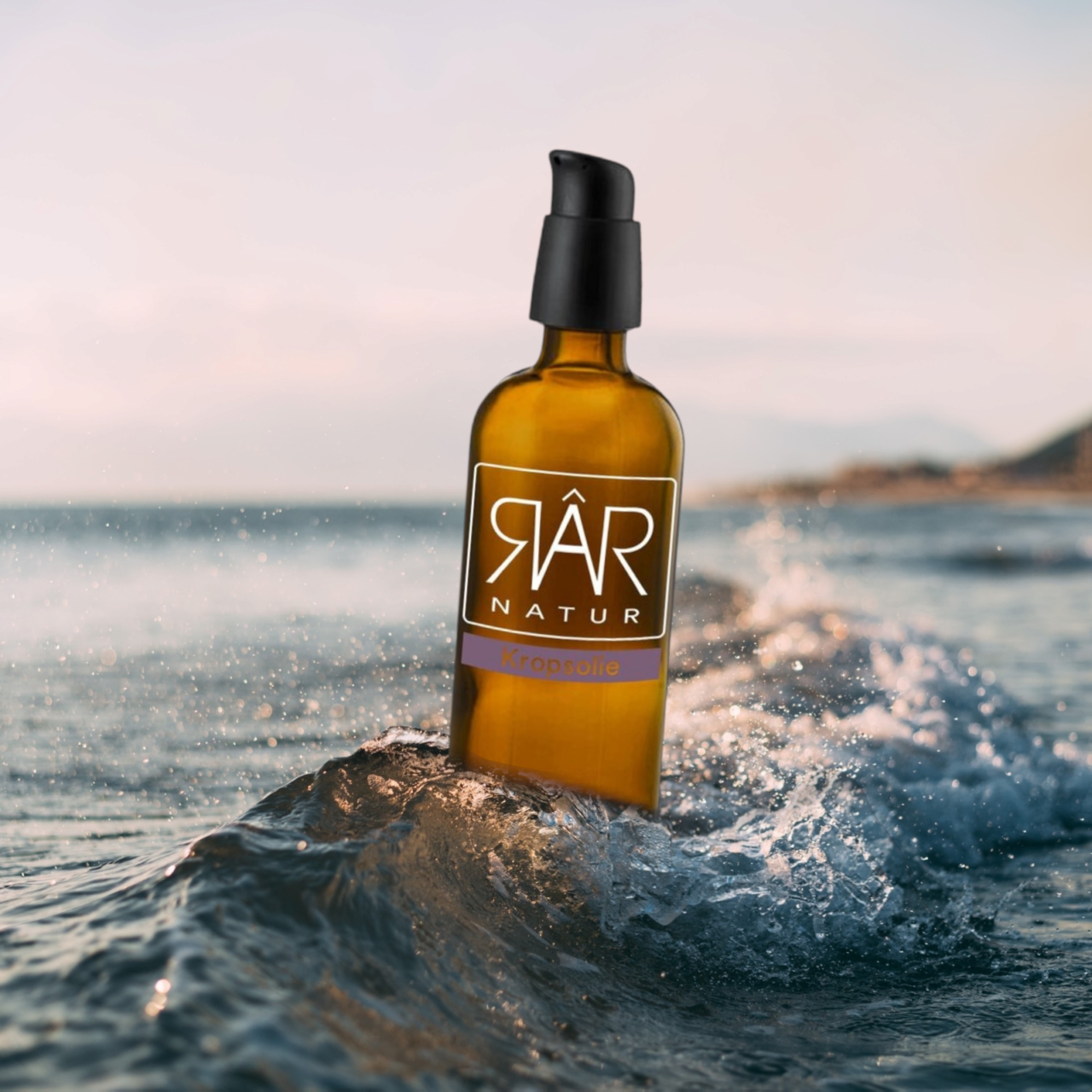 En flaske RAR Kropsolie - 100 ml sidder i havet, fremmer helbred og velvære.