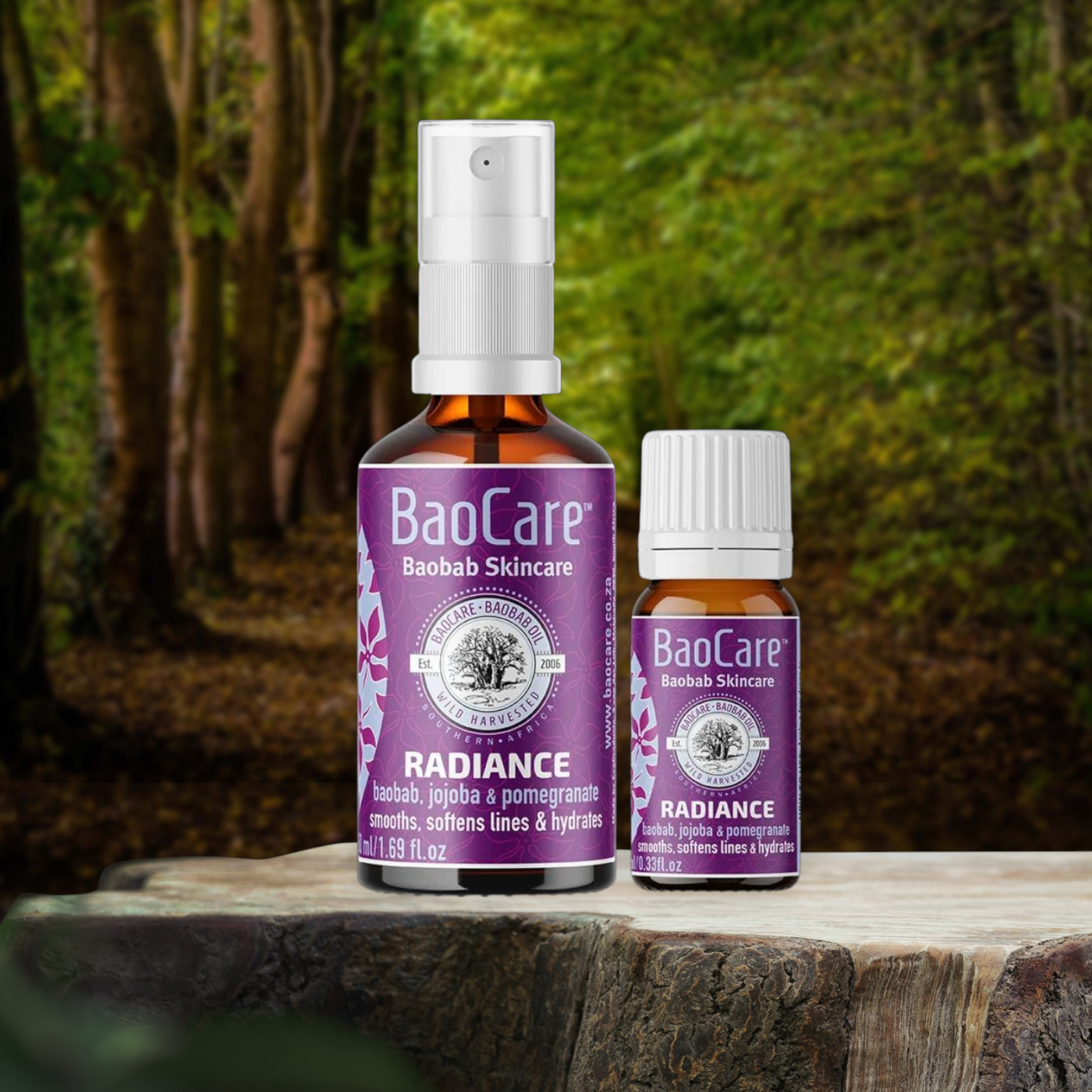 Pureday To Baocare Radiance 50 ml hudplejeprodukter, en sprayflaske og en dråbeflaske mærket "radiance", placeres på en træstamme i et skovområde, hvor de fremhæver deres økologiske ingredienser.