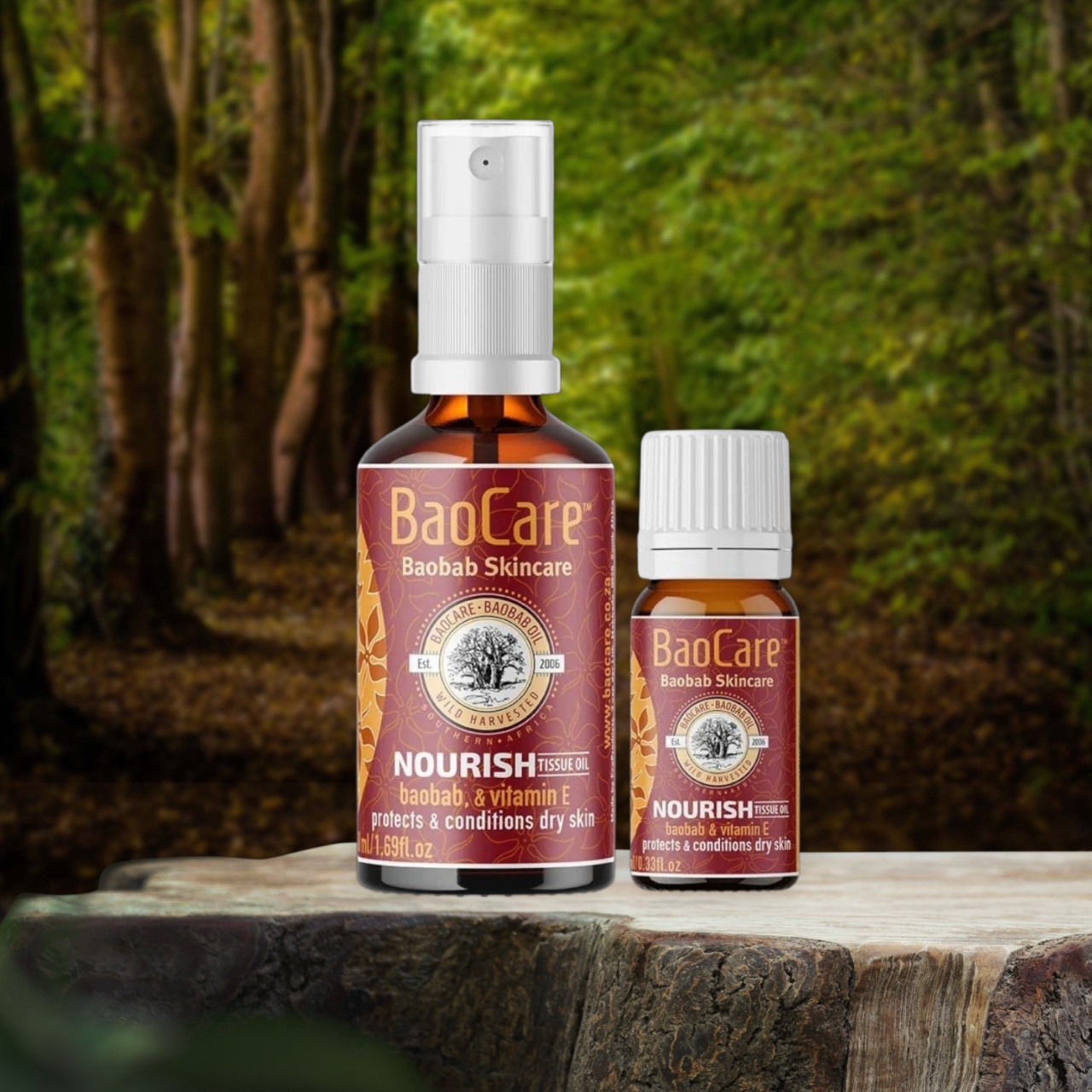En flaske Baocare Nourish 50 ml kropspleje og en flaske helbredende nærende olie på en træstub.