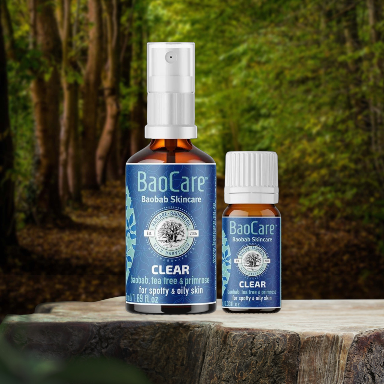 En flaske Baocare Clear 50 ml æterisk olie ved siden af en træstub, der fremmer naturligt velvære.