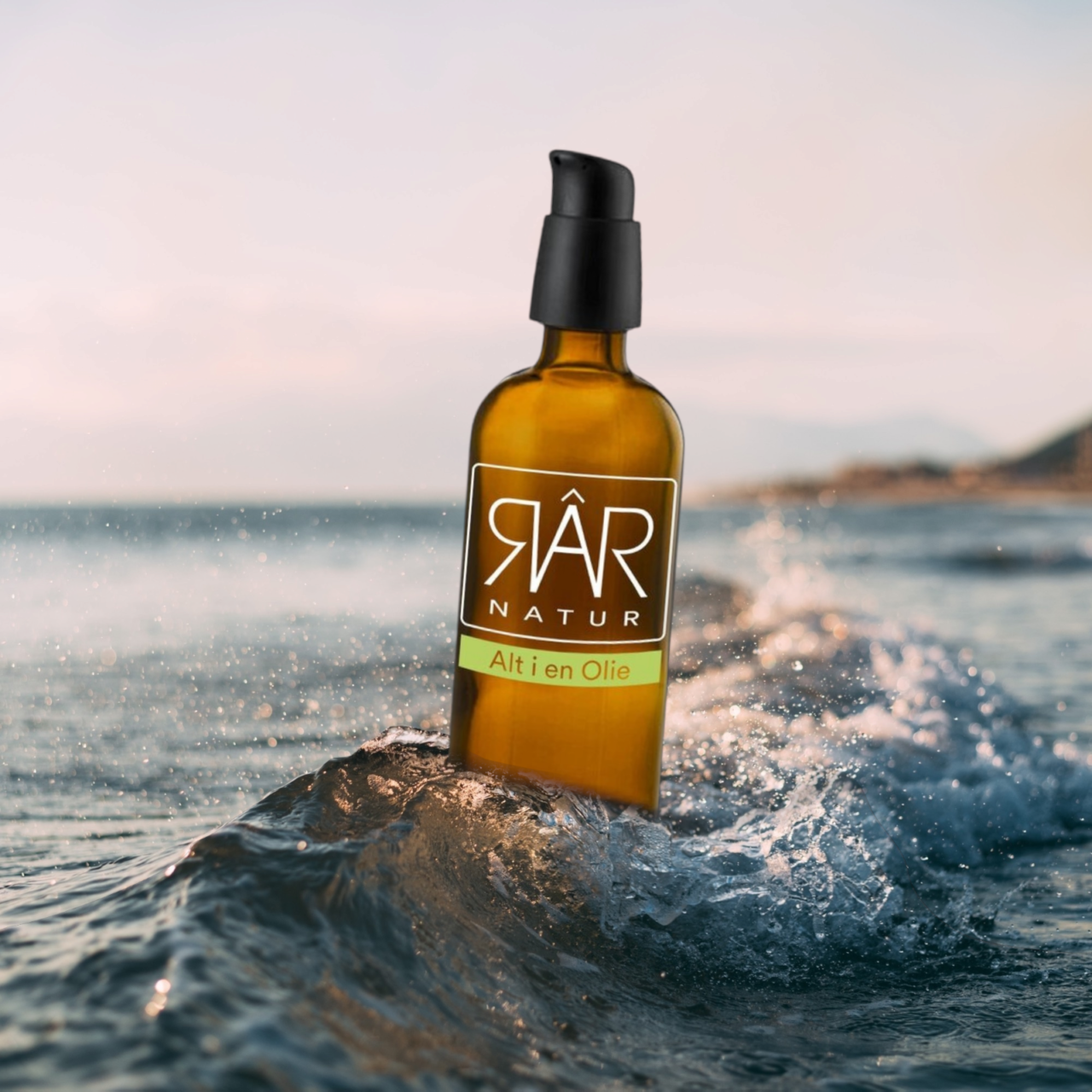 En naturlig flaske RAR Alt i En Olie - 100 ml i havet, der fremmer helbred og velvære.