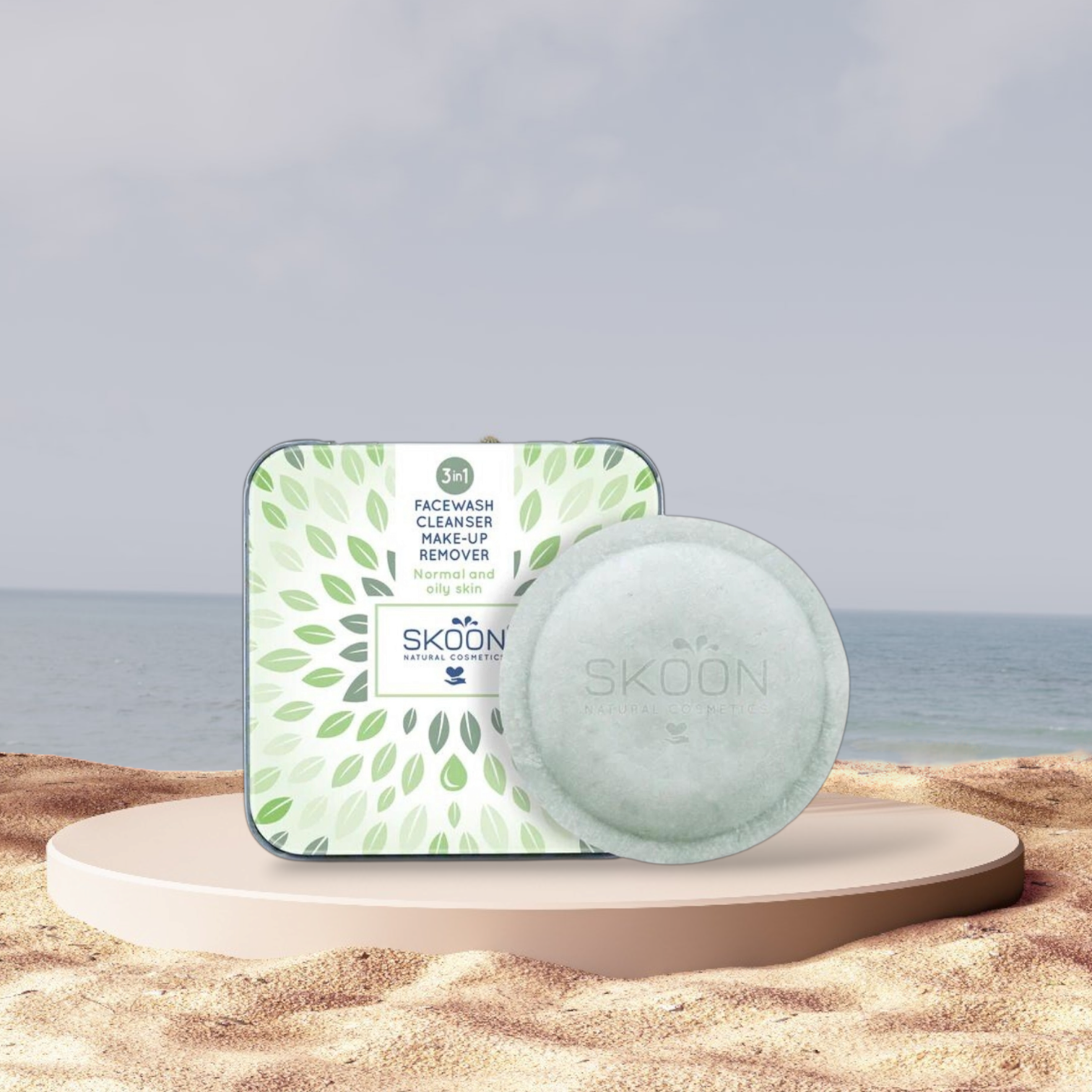 Pureday Two Skoon Facewash, Cleanser og Makeup remover - Normale og fedtede hudprodukter på en cirkulær platform med sandstrand og havbaggrund. Produkterne er en ansigtsvask i dåse og en pureday sæbebar.