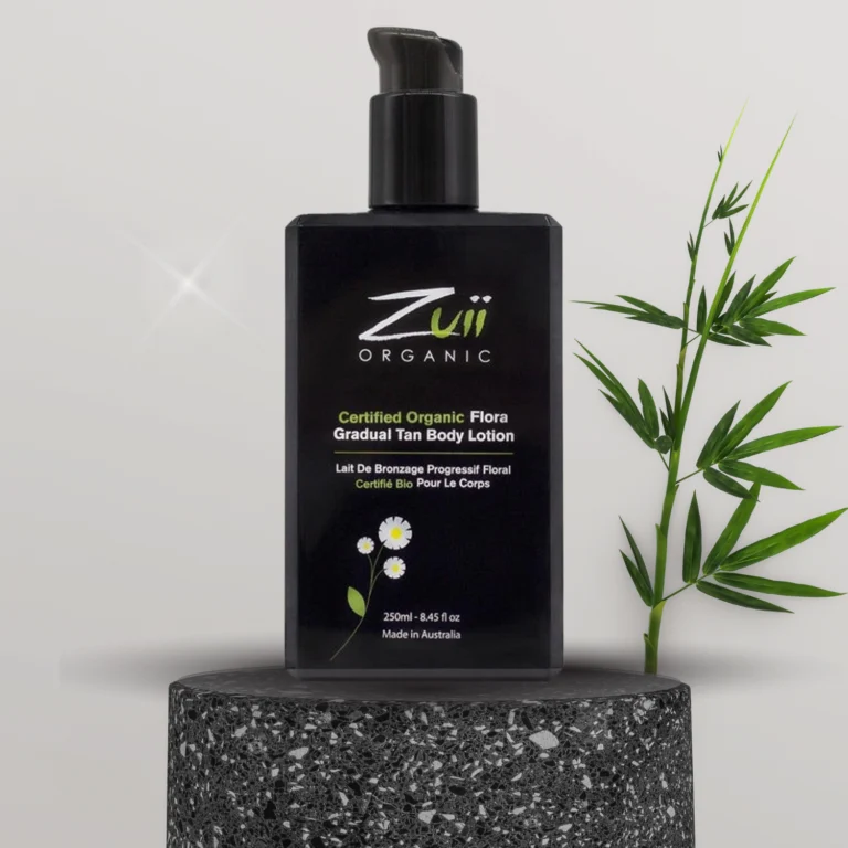 Pureday En sort flaske Zuii Body Tan Lotion 250ml placeret på en tekstureret grå sten, med en lille grøn plante til højre, mod en lysegrå baggrund, inkarnerer essensen af øk.
