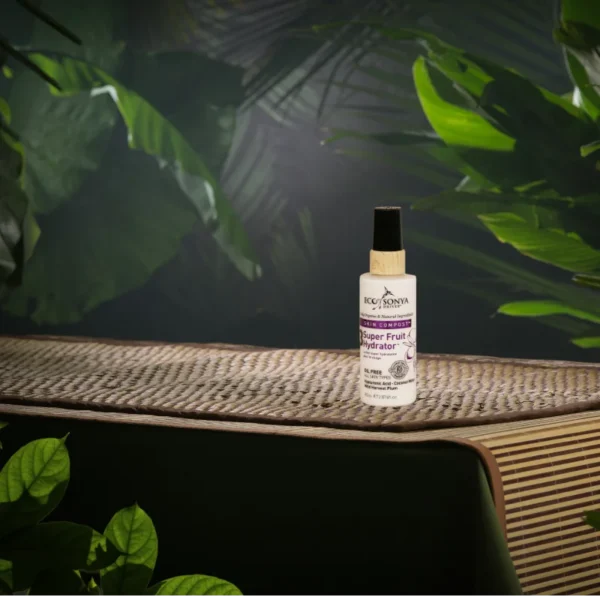 En flaske Super fruit hydrator ansigts fugtgiver 100ml siddende på et bord i tropiske omgivelser, fremmer velvære og naturlig heling.