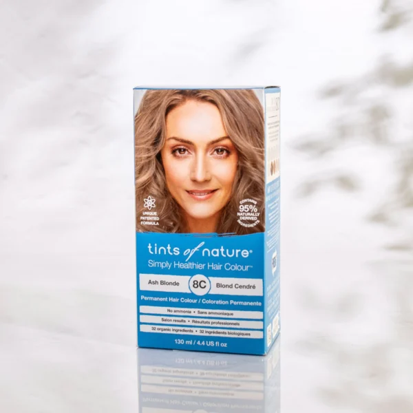 Pureday En æske med Tints of Nature 8C Ash Blond hårfarve, med en kvinde med blond hår på emballagen. Produktet, som er tilgængeligt hos Matas, hævder at være 95% naturligt afledt.