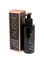 Pureday En flaske Aussie Bronze - Øjeblikkelig solbrun kropsbronzer ved siden af dens orange og sorte emballage mod en grå baggrund. Flasken har en sort pumpedispenser og indeholder naturlige ingredienser.