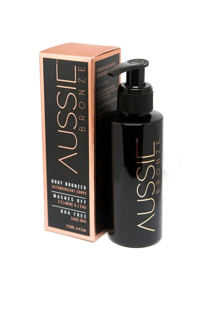 Pureday En flaske Aussie Bronze - Øjeblikkelig solbrun kropsbronzer ved siden af dens orange og sorte emballage mod en grå baggrund. Flasken har en sort pumpedispenser og indeholder naturlige ingredienser.