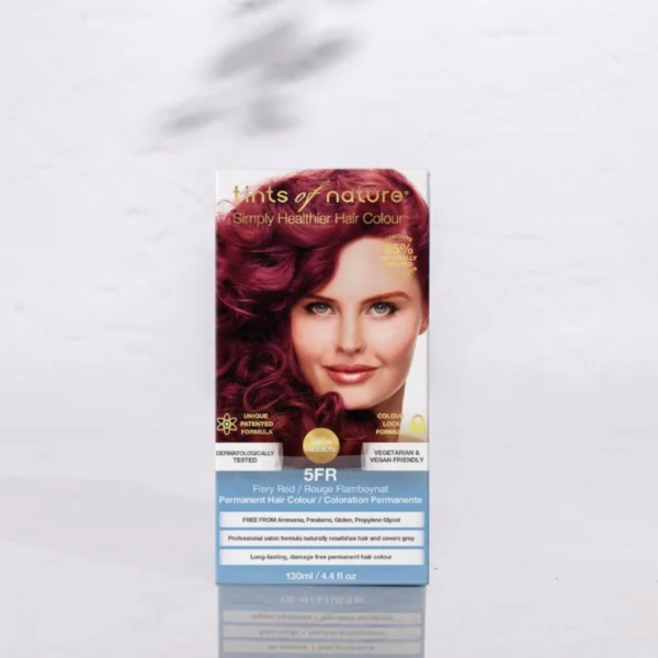 Pureday En æske Tints of Nature 5FR Fiery Red hårfarve med en kvinde med livligt rødt hår. Produktet hævder 85% naturligt afledte ingredienser, med fokus på økologi og inkluderer beskrivelser af fordele og certificeringer.