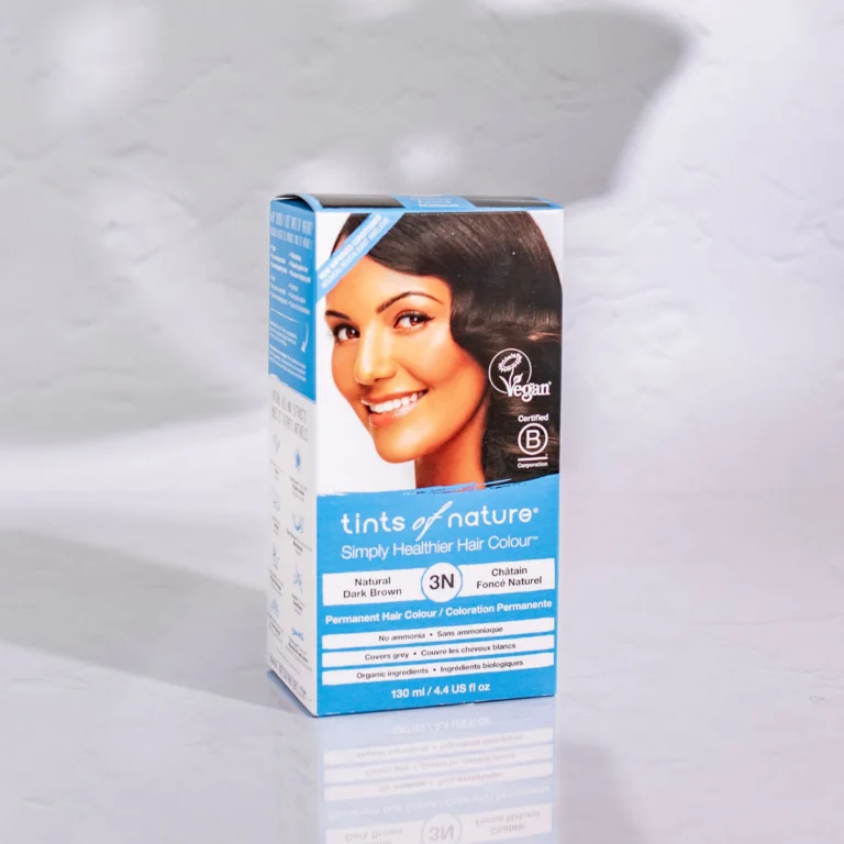 Pureday En kasse med Tints of Nature 3N mørkebrun hårfarve, stående mod en hvid, struktureret baggrund. Emballagen indeholder en smilende kvinde og produktdetaljer.