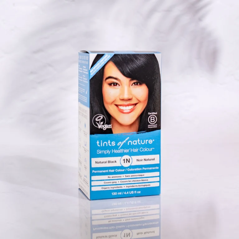 Pureday En kasse med Tints of Nature 1N Natural Black vegansk hårfarve, vist mod en blødt fokuseret hvid baggrund. Emballagen har logoer og produktdetaljer fra Matas.