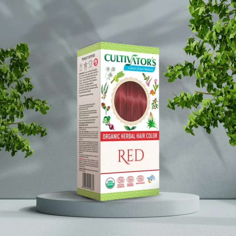 Pureday Kultivatorer Henna hårfarve Rød 100g vist på en roterende platform, omgivet af grønt løv, mod en let tekstureret baggrund, hvilket øger naturligt velvære.