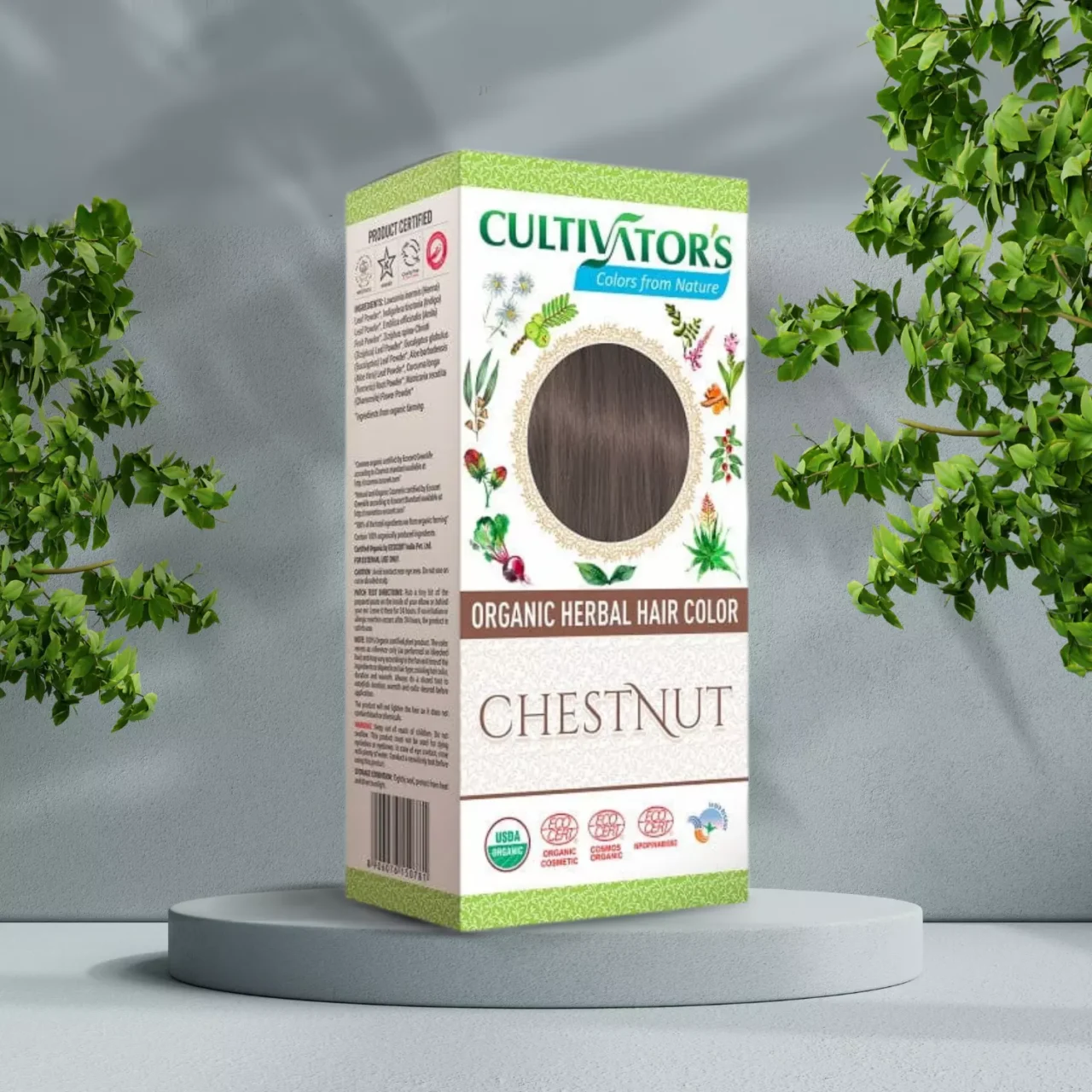 Pureday En æske med Cultivators Henna Hårfarve Chestnut 100g økologisk urte-hårfarve vises på en piedestal, omgivet af grønt løv, mod en grå abstrakt baggrund hos Matas.