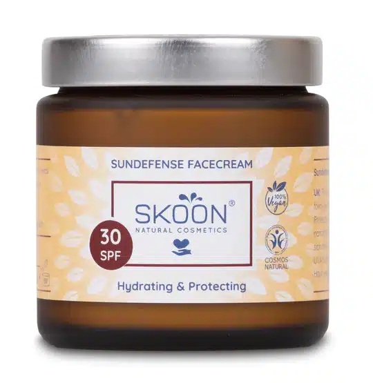 Pureday En krukke med Solbeskyttelses creme - Skoon - Dagcreme med spf30, mærket "Sundefense Facecream," med veganske og Cosmos Natural certificeringer, annonceret som fugtgivende og beskyttende hos Matas.