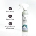 Pureday En sprayflaske med &SISTERS-rengøringsmiddel mærket pureday, blegemiddelfri, med en genbrugt havplastikflaske. Ikoner angiver produktets miljøvenlige funktioner.