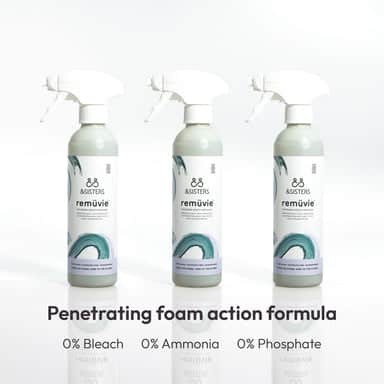 Pureday Tre flasker rengøringsspray mærket "Fjerner menstruationspletter på tøj, sengetøj og andet" med beskrivelsen "penetrating foam action formula" og "0% blegemiddel, 0% ammoniak, 0% fosfat".