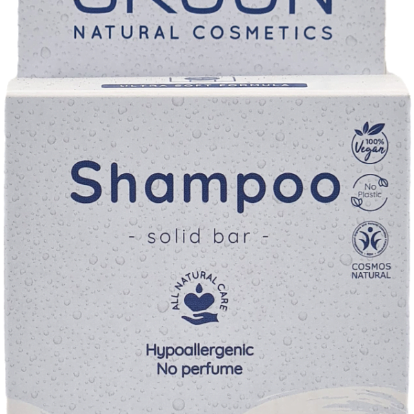 Pureday Billede af Skoon shampoo bar - Sensitiv hypoallergen æske, designet med velvære og helbred i tankerne. Det er allergivenligt og parfumefrit og indeholder naturlige ingredienser som mandelmælk, aloe vera og avocado. Den hvide emballage viser blå tekst og viser dens veganske certificeringer.