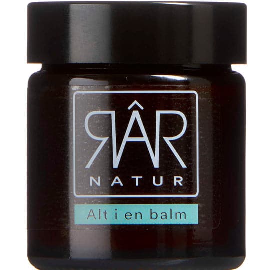 Pureday En lille, mørk glaskrukke mærket "RAR Alt i En Balm" med et økologi-inspireret design med sølv og blågrønt logo på en sort baggrund.