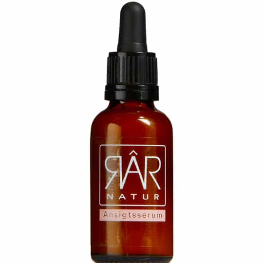 En flaske RAR Ansigts serum, der fremmer naturlig velvære og sundhed, placeret elegant på en uberørt hvid baggrund.