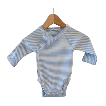 En Lækker bomulds dragt baby - Blå bodysuit hængende på en træbøjle.