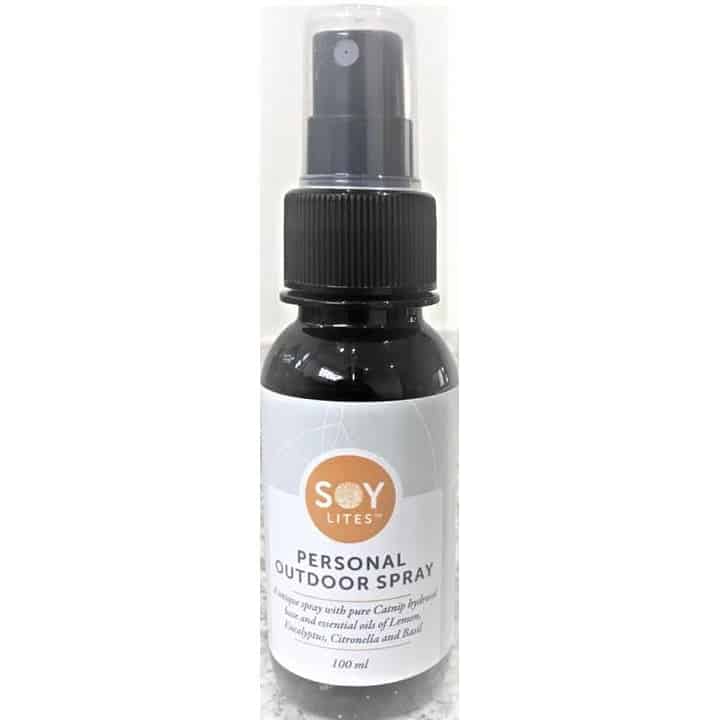 Pureday En lille sprayflaske mærket "Udendørs spray - fre for myg helt naturligt !" med en hvid og orange etiket indeholdende neemolie og cape geranium opført som ingredienser. Flasken rummer 100 ml produkt.