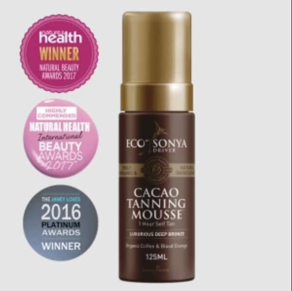 Pureday Et billede af en flaske kakao opstrammende mousse - lyn selvbruner, der viser tre prismærker for naturlig sundhed og skønhedspræstationer fra årene 2016 og 2017.