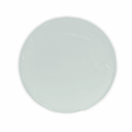 En hvid tallerken på en Skoon Solid Conditioner Sensitive Moisture & Care 60g baggrund.