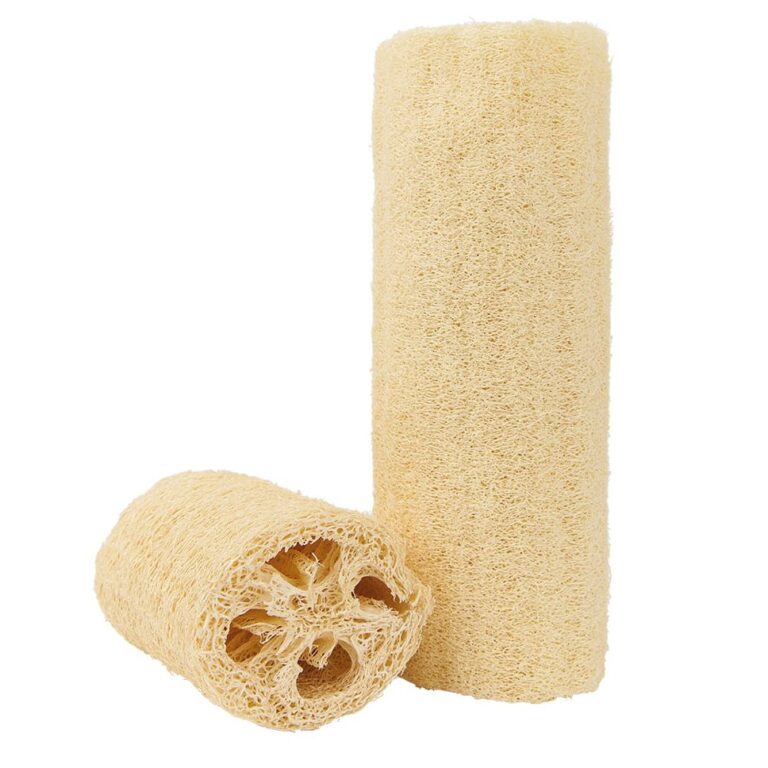 Pureday To Loofah svamp ca 15 cm stående oprejst, med et helt og et delvist skåret stykke mod en hvid baggrund, der understreger økologi.