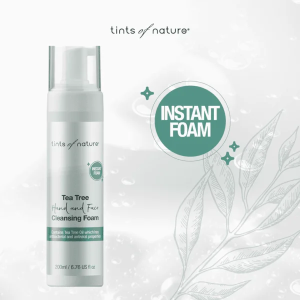 Pureday Salgsfremmende billede til Tints of Nature Tea Tree Hånd- og ansigtsrens, perfekt til velvære. Har en slank, cylindrisk flaske med produktdetaljerne og botaniske illustrationer i baggrunden.