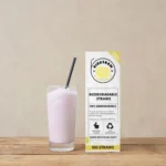 En naturlig milkshake med 3 pakker Bionedbrydelige sugerør - plantebaseret 100 stk pr pakke ved siden af en helbredsboks.