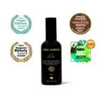 Pureday En sort flaske Three Warriors Face Tan Aqua Mist omgivet af fire prismærker: 2021 Vegan Award, 2021 Organic Beauty Award, 2021 Beauty & Baby Awards Vinder.