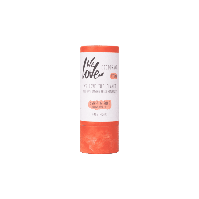 Pureday En cylindrisk Økologisk deodorantstick med hvid etiket og orange bund. Etiketten har tekst, der siger "vi elsker planeten", "sød og blød" og "nul bagepulver." Fås hos Mat.