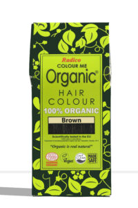 Pureday En grøn og gul æske Økologisk Henna fra Radico - Brown 100g har bladmønstre og certificeringer, herunder Vegan, Made Safe og EcoCert. Den hævder at være 100 % økologisk og EU-testet, hvilket giver et Pureday-løfte til dit hår.