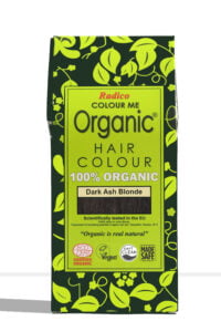 Pureday En grøn og sort æske Økologisk Henna fra Radico i varianten Dark Ash Blonde, med "100% økologisk" mærkning. Emballagen viser certificeringslogoer og bladmønstre.
