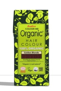 Pureday En grøn og sort æske med økologisk hårfarve, udsmykket med bladdesign, har teksten "Økologisk Henna fra Radico - Golden Blonde 100g." Det viser certificeringslogoer og understreger Pureday-løftet om økologiske ingredienser.