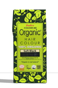 Pureday En rektangulær æske Økologisk Henna fra Radico i Soft Black. Den grønne emballage har bladmønstre og etiketter, der indikerer, at den er 100 % vegansk, Ecocert-certificeret, videnskabeligt testet i EU og tilgængelig hos Pureday.