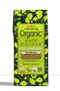 Pureday Økologisk Henna fra Radico i "Sun blond" nuance, pakket med grønne og gule blade designs, der fremhæver dens "100% økologiske" natur og byder på forskellige certificeringer, herunder veganske og miljøvenlige mærker.