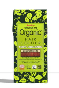 Pureday En æske Økologisk Henna fra Radico i Caramel Blonde 100g. Den mørkegrønne emballage er prydet med gule grønne designs og viser adskillige certificeringer, herunder økologisk, vegansk, USDA Organic og Made Safe.