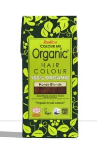 Pureday En grøn pakke Økologisk Henna fra Radico - Honey Blonde 100g har gule blade designs med teksten "100% økologisk." Det viser også certificeringslogoer for øko-cert, vegansk og sikkert.